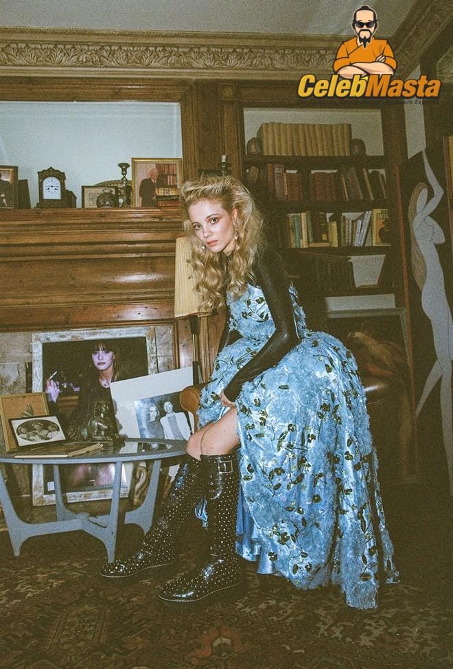 Freya Allan Photo Set photo 1
