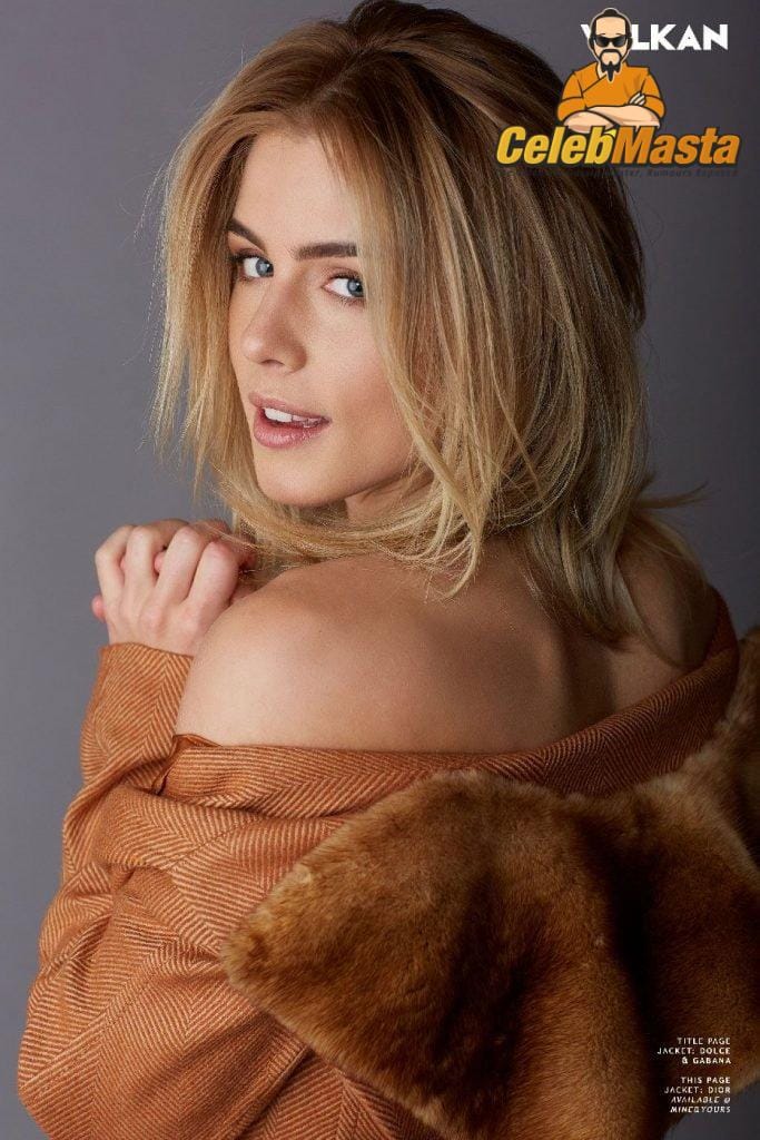 Emily Bett Rickards Photo Set photo 1