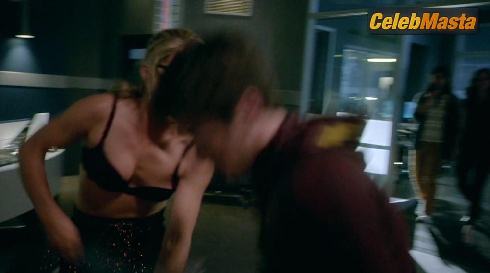 Emily Bett Rickards Photo Set from The Flash photo 1