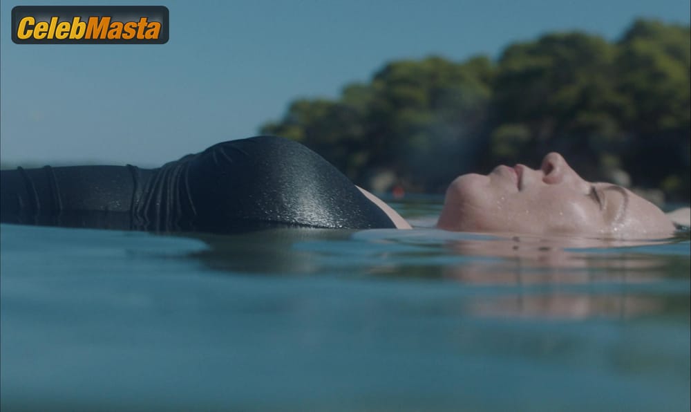 Olivia Colman Scene Photos Gallery from The Lost Daughter photo 1