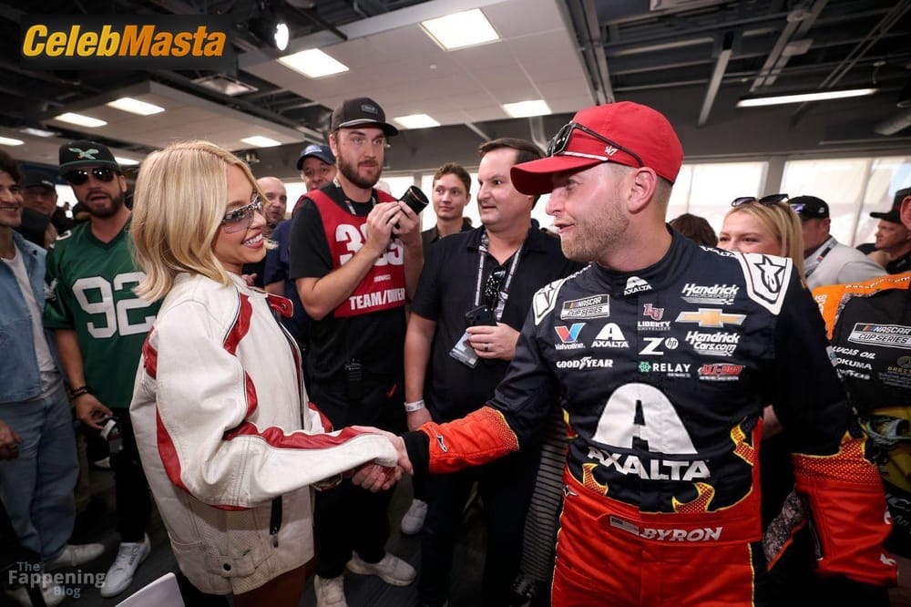 Sydney Sweeney Sexy Stuns At The NASCAR Phoenix Cup Series Championship Race In Arizona Photo Gallery photo 1