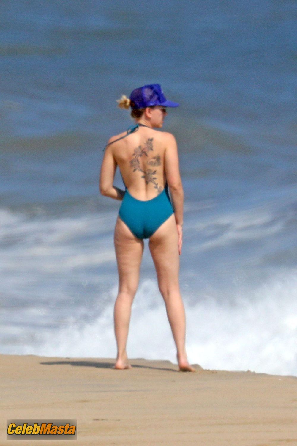 Scarlett Johansson Sexy on a romantic beach stroll with Colin Jost in the Hamptons, New York Photo Gallery photo 1
