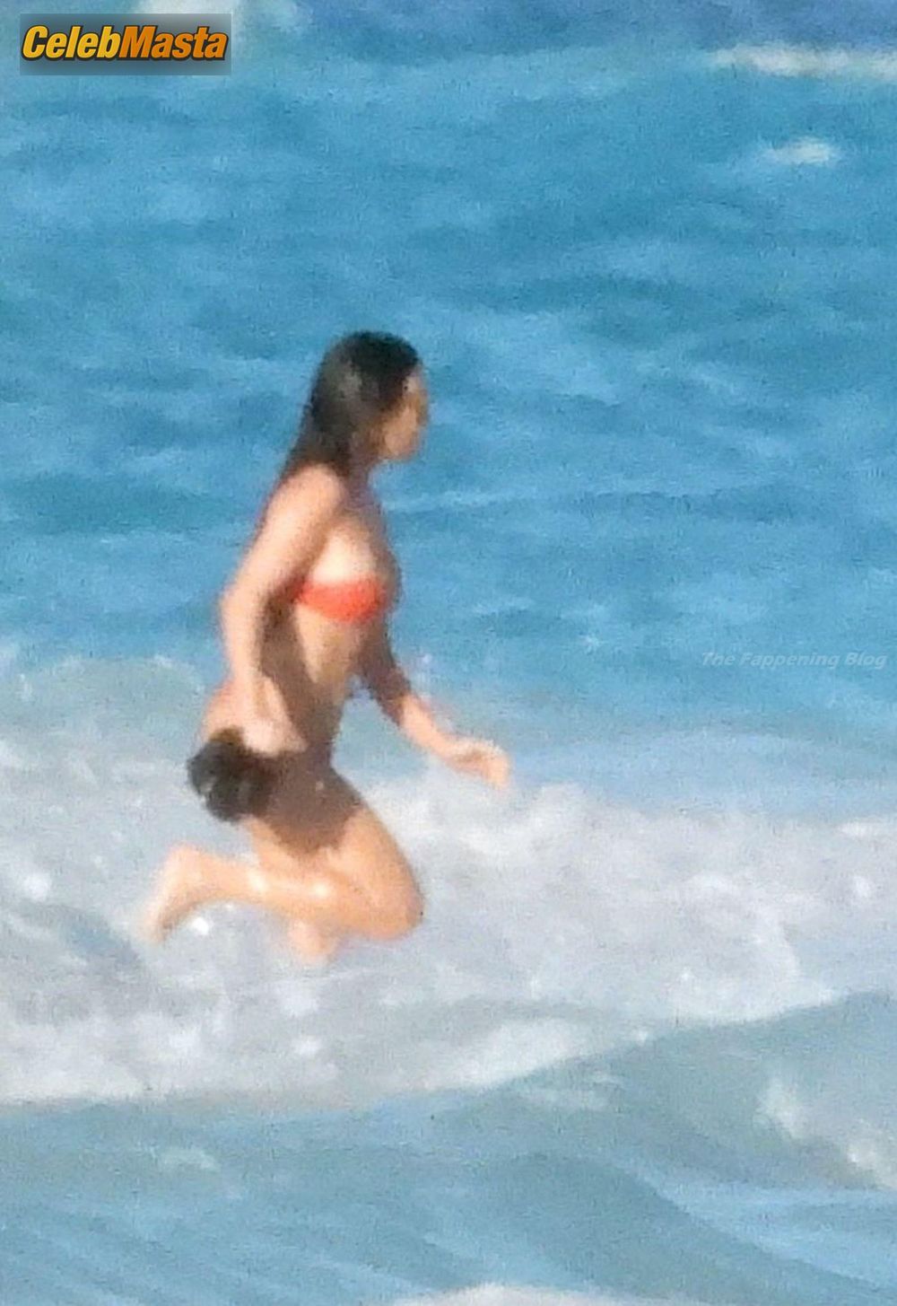 Kim Kardashian And Kourtney Showing Off Their Hot Curves in Turks And Caicos Islands Photo Gallery photo 1