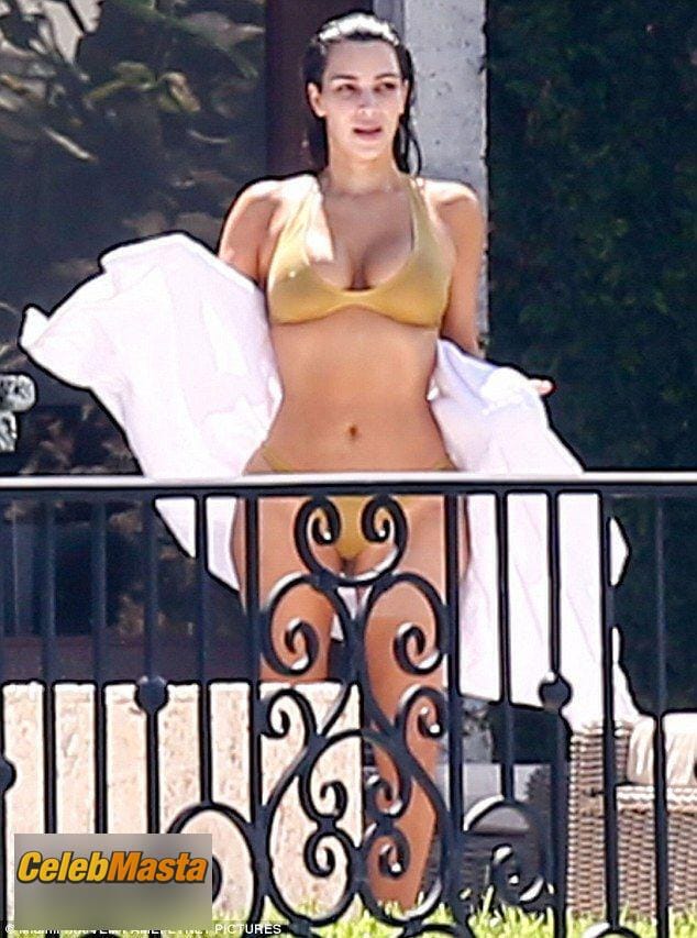 Kim Kardashian Sexy Great Boobs And Butt in in Miami Pool Photo Gallery photo 1