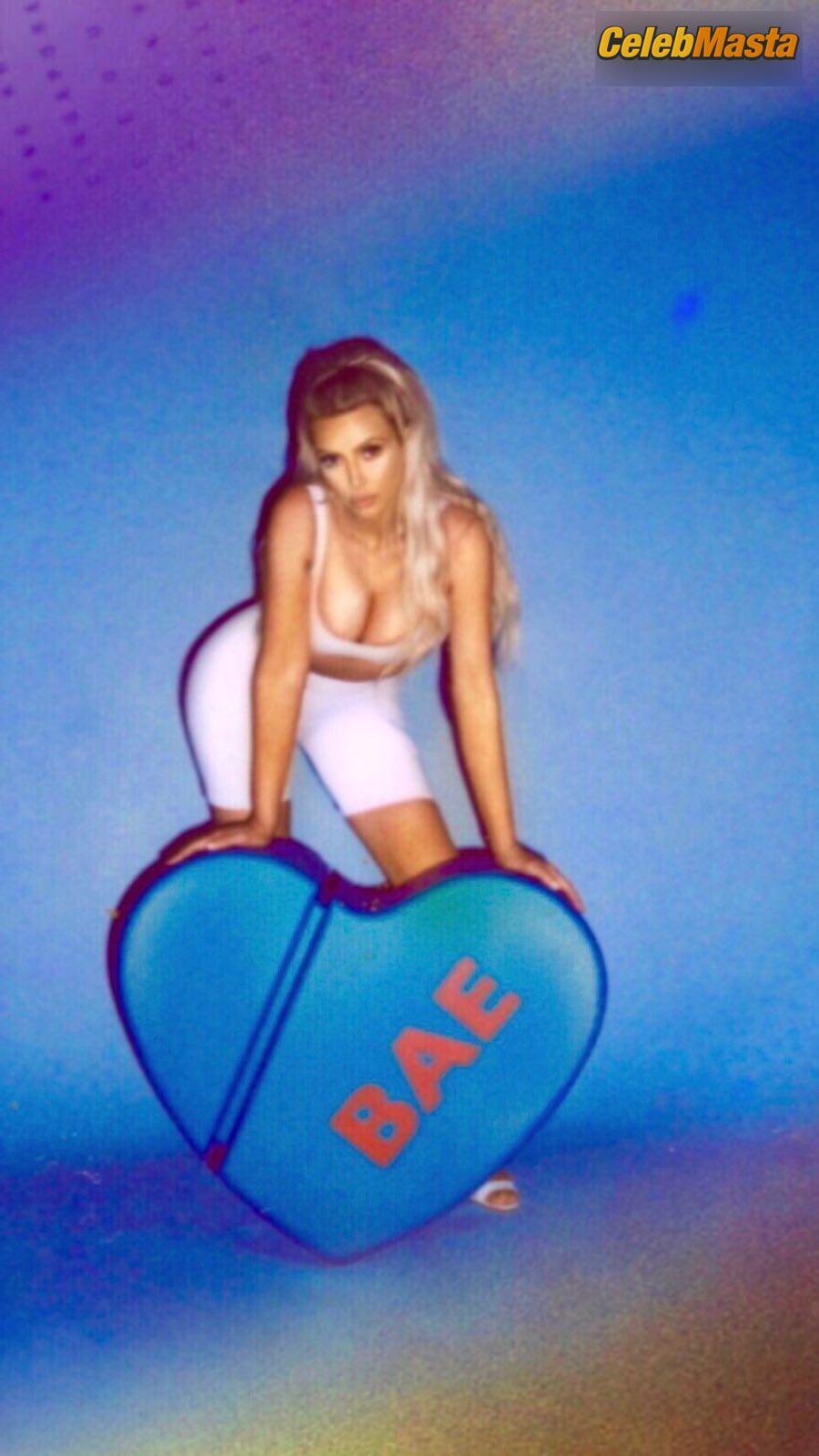 Kim Kardashian Sexy Photos with a heart photo 1