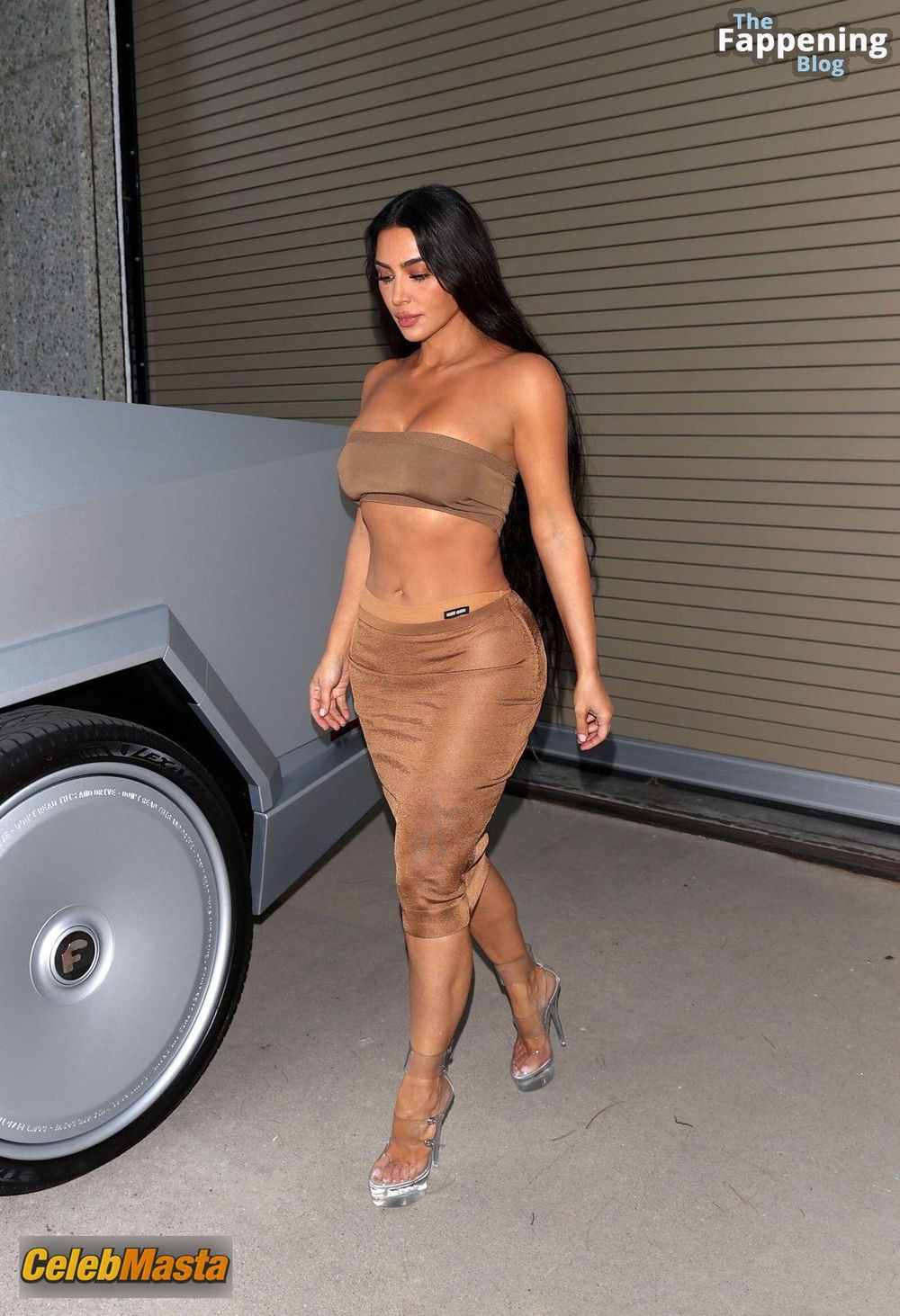 Kim Kardashian Sexy Spotted Flaunting Her Stunning Figure And Curves In Calabasas Photo Gallery photo 1