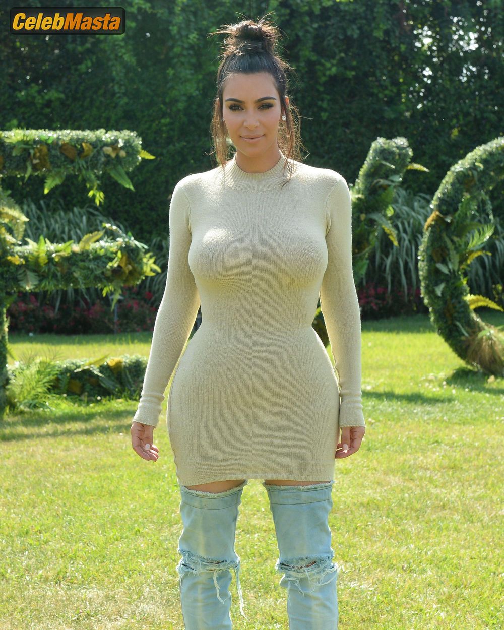 Kim Kardashian Sexy at the Revolve Clothing Hampton House Summer Party Photo Gallery photo 1