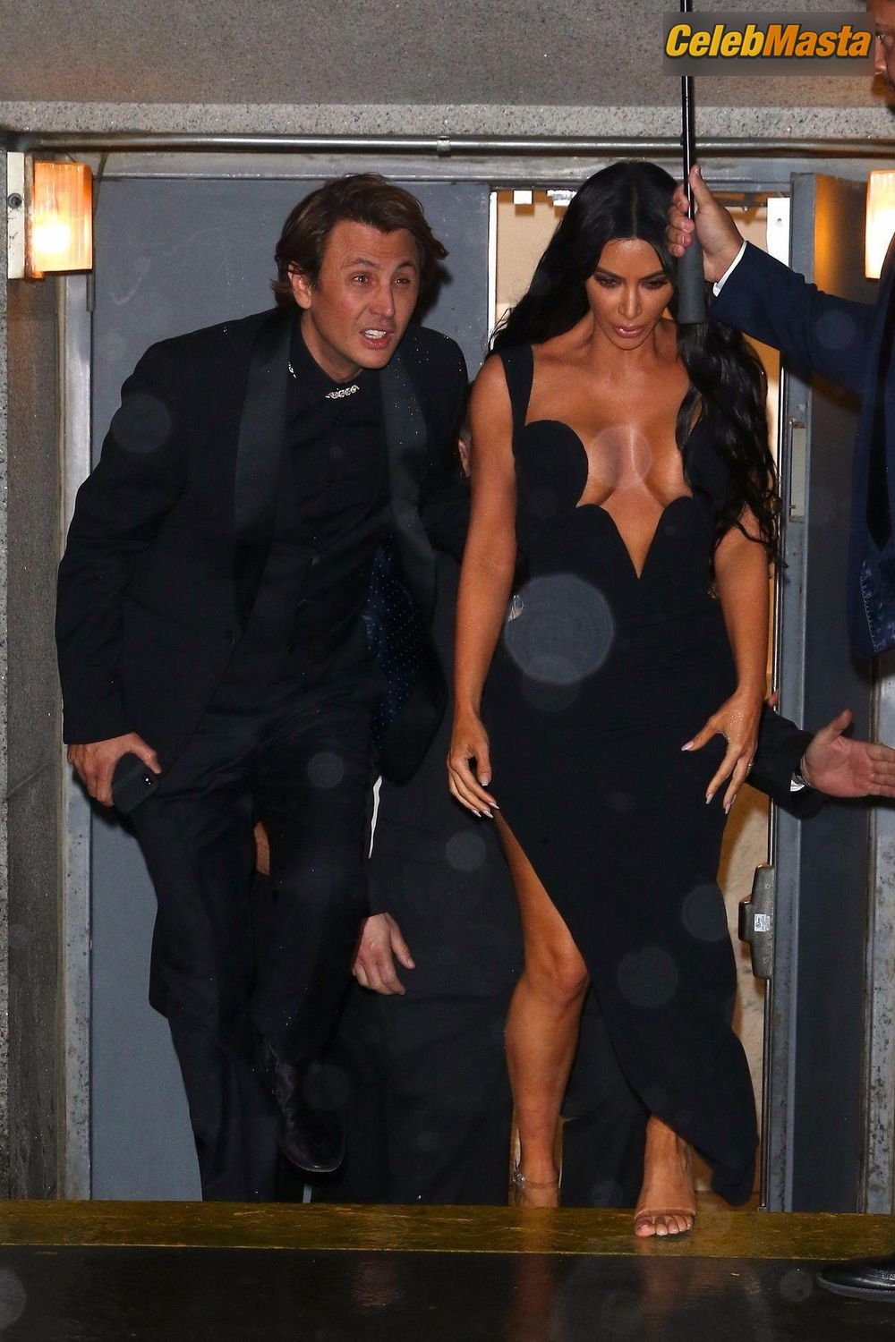 Kim Kardashian leaves the Mercer Hotel and heads to the amfAR gala (06.02.2019) Photo Gallery photo 1