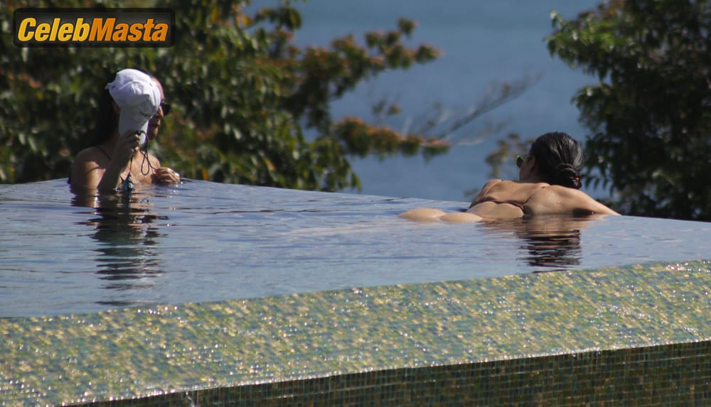 Kim Kardashian Sexy in Family Vacation in Costa Rica Photo Gallery photo 1