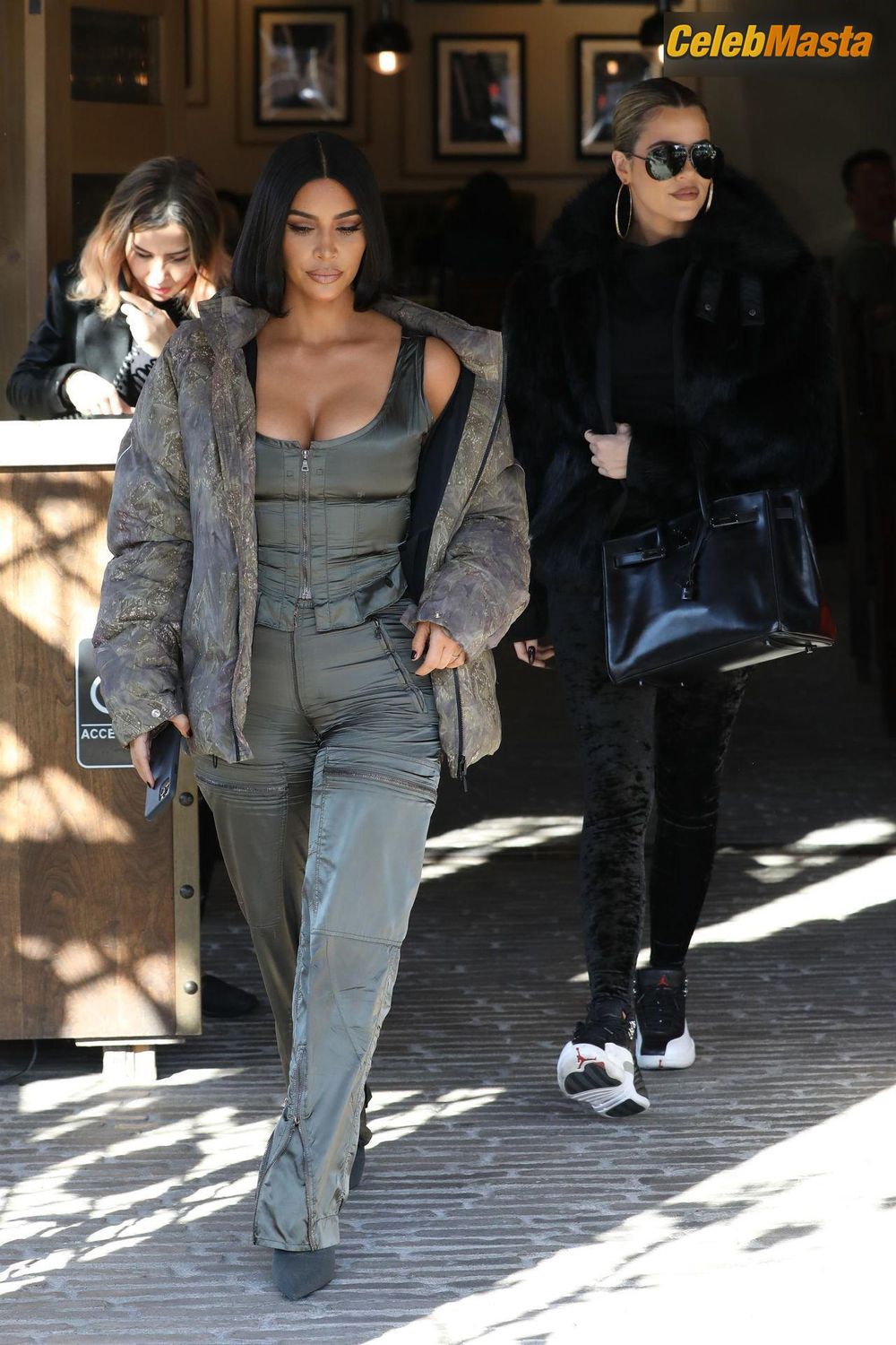Kim Kardashian at the Grandville Restaurant in Studio City with a new shorter hairstyle Photo Gallery photo 1
