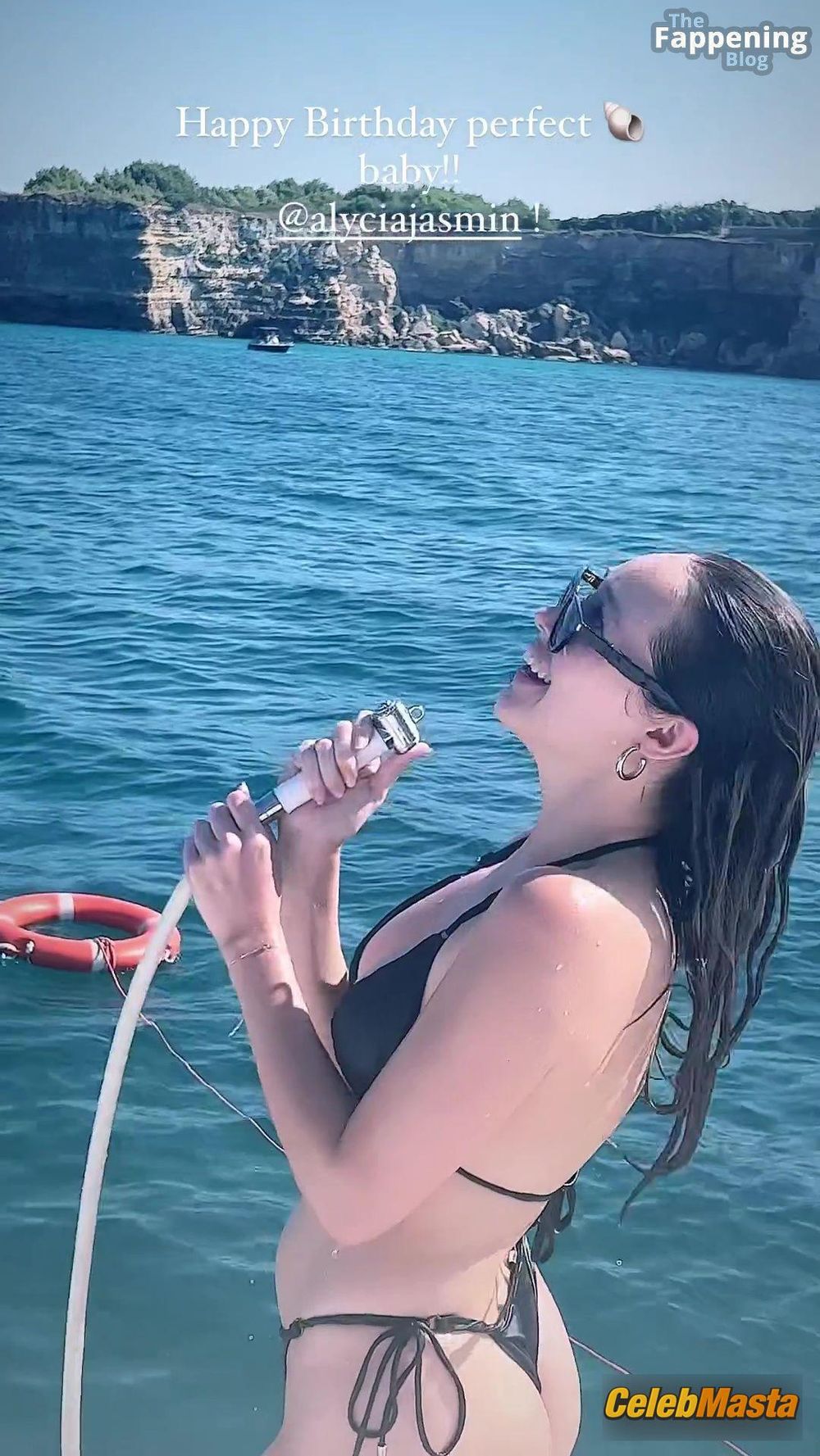 Alycia Debnam Carey’s Sexy Vacation In The Caribbean Photo Gallery photo 1