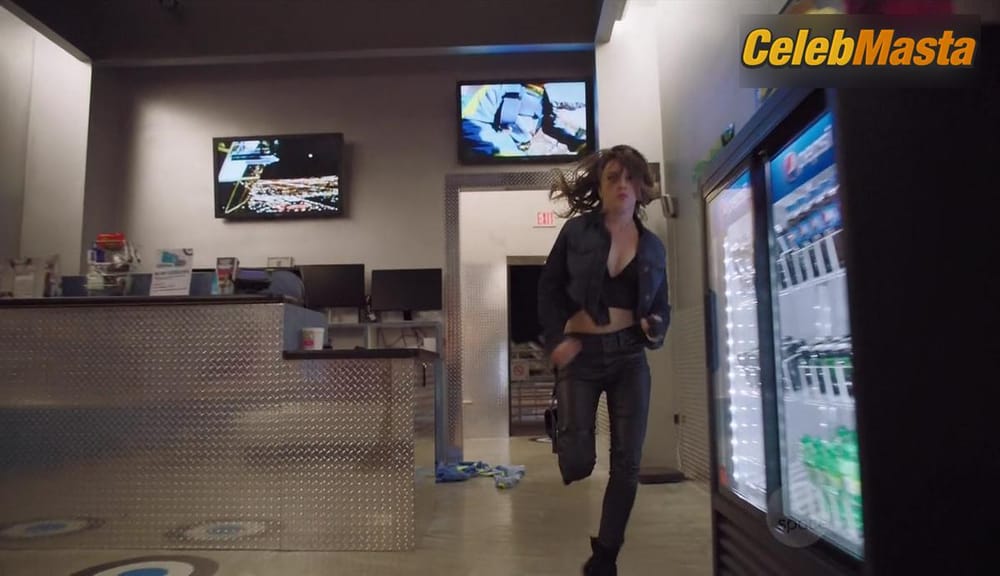 Photo Gallery: Masiela Lusha in Sharknado 4 The 4th Awakens photo 1