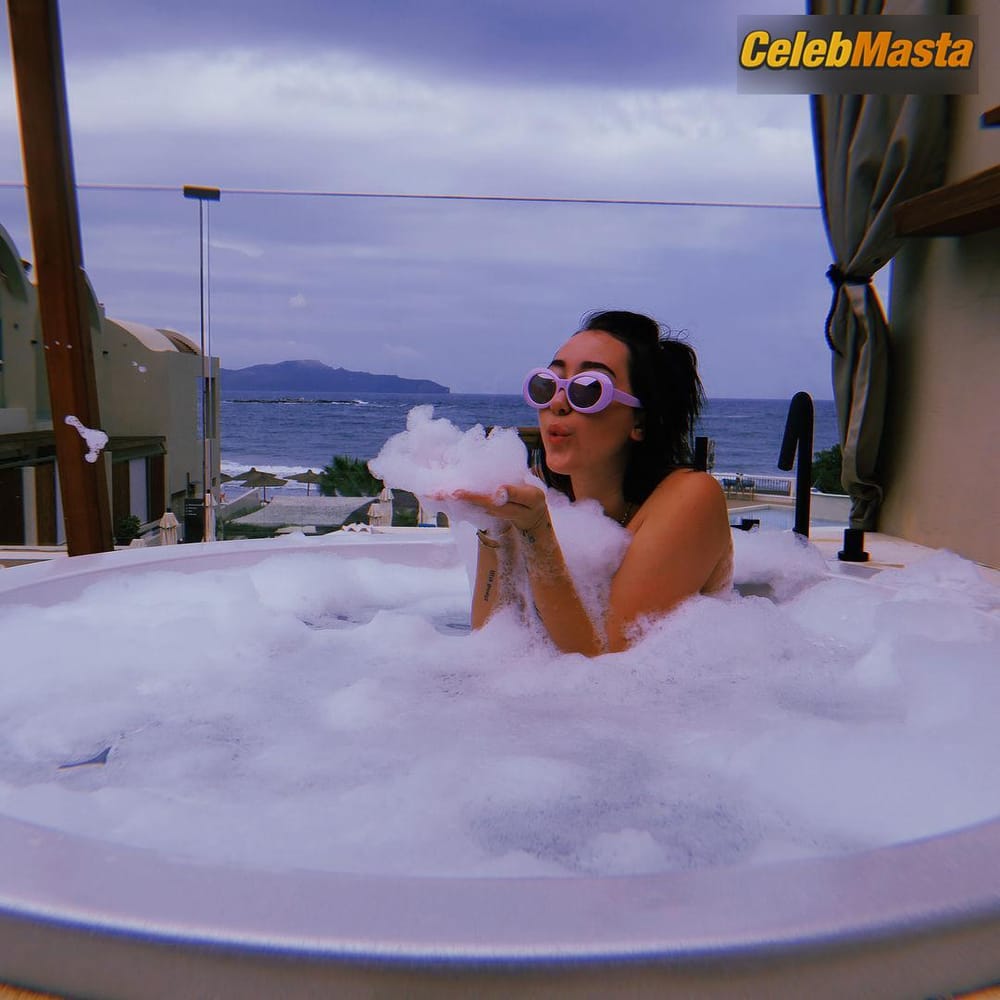 Noah Cyrus Gallery: Posing In The Hot Tub photo 1
