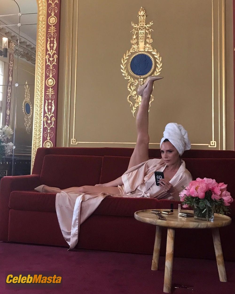Victoria Beckham Photo Set: Sexy Raising Her Leg photo 1