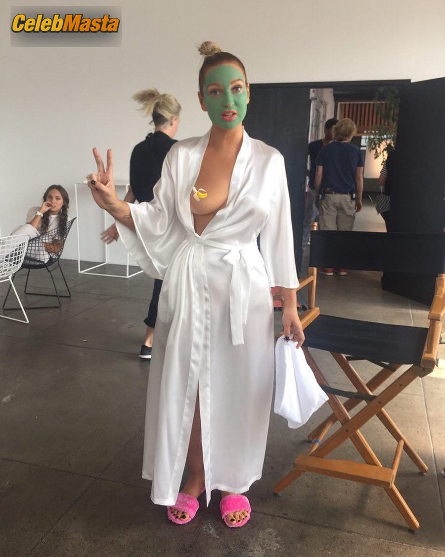 Sia in Sia Flashes Boob For Makeup Artist Tonya Brewer