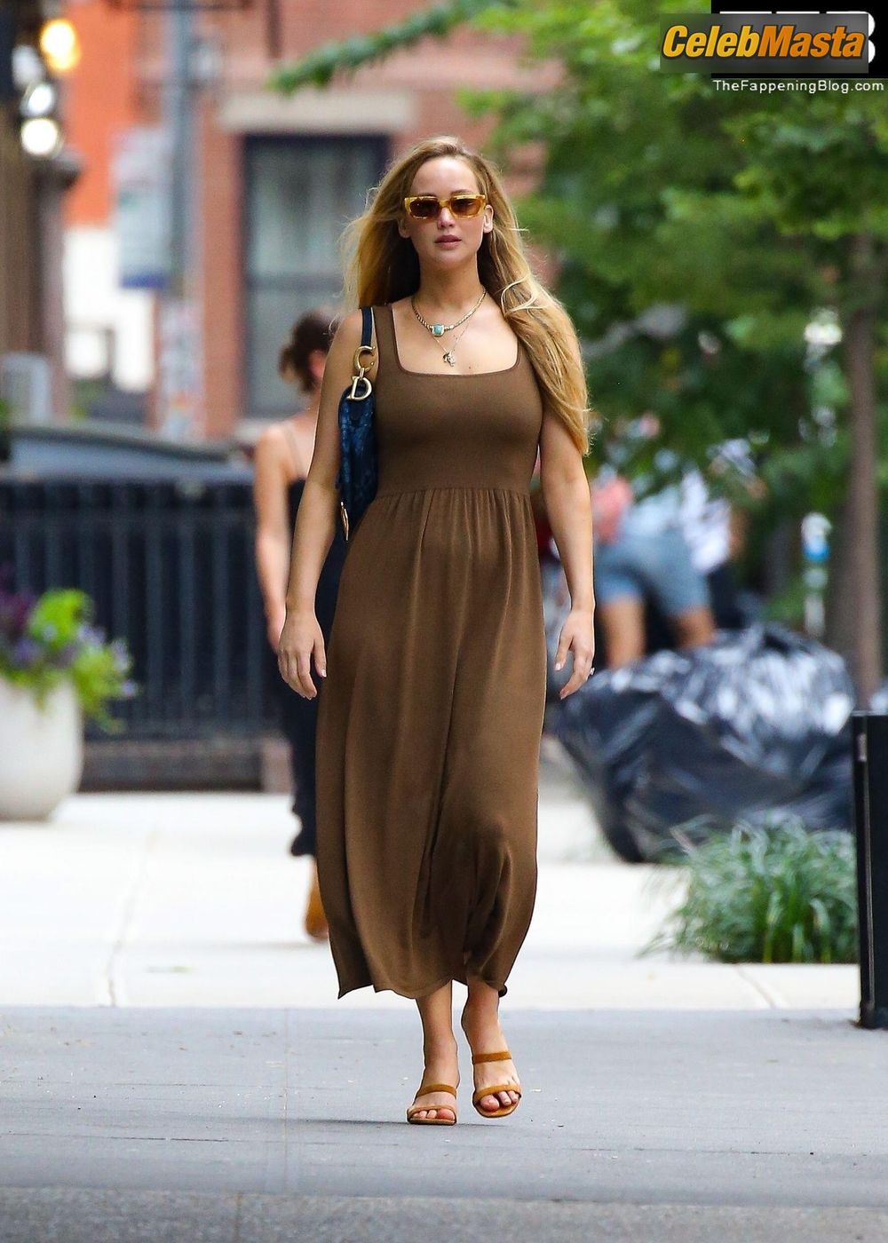 Jennifer Lawrence Gallery: Sexy Seen Flaunting Her Hot Tits Alongside Her Friend photo 1