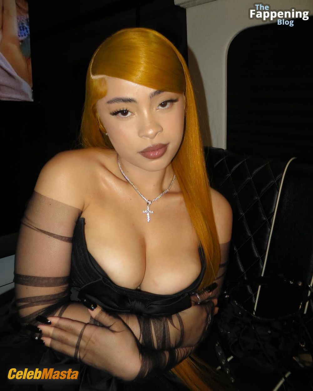 Ice Spice Pics: Sexy Shows Off Her Busty Cleavage photo 1
