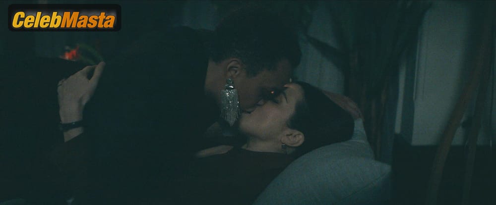 Photo Gallery: Rachel Weisz in Dead Ringers photo 1