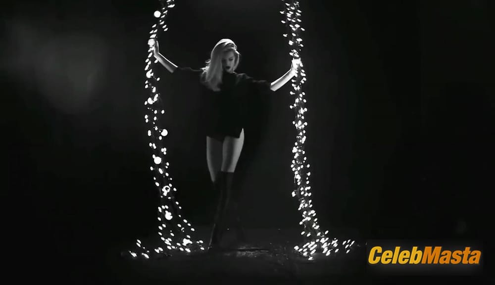 Rosie Huntington-Whiteley Photo Gallery from Love Advent photo 1
