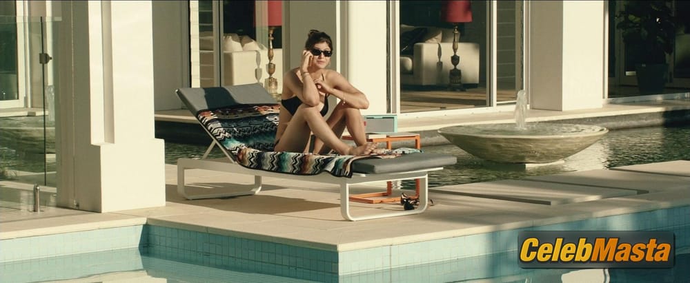 Alexandra Daddario Photo Gallery from San Andreas photo 1