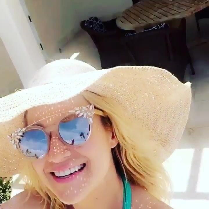 Kellie Pickler's Hot Cleavage Pictures Surface
