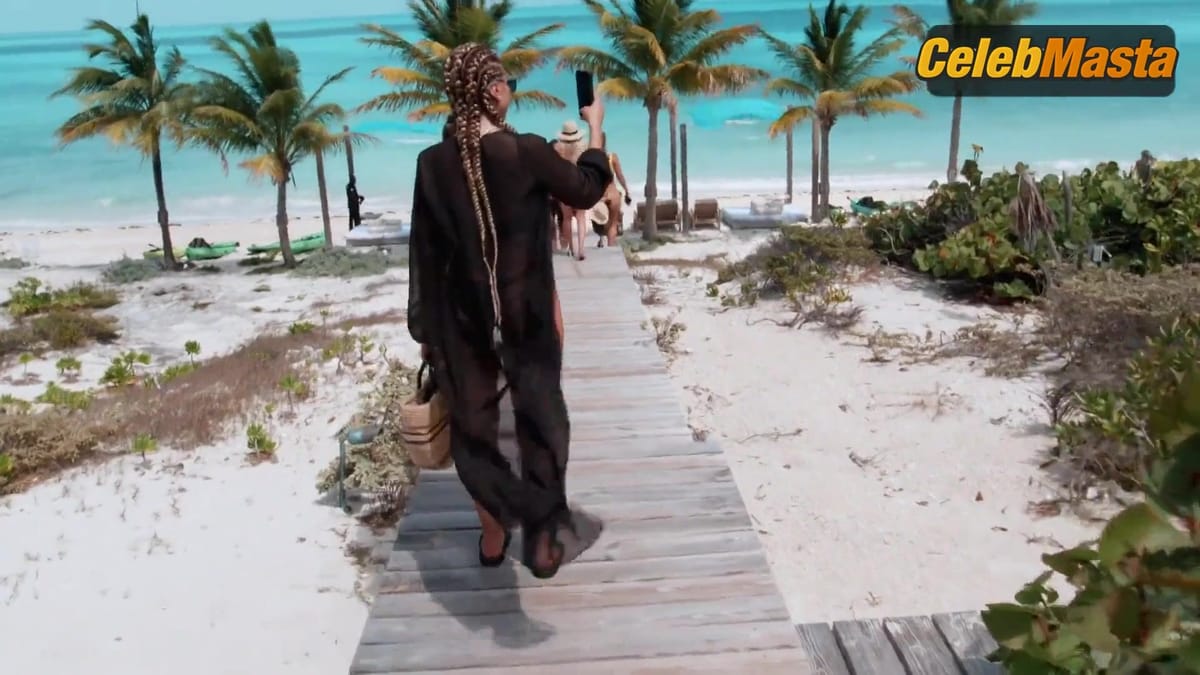 Sarah Howard, Kourtney Kardashian and Larsa Pippen's Swimsuit Scene in Keeping Up With The Kardashians