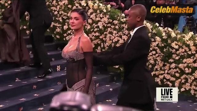Kylie Jenner's Sexy Scene in E! Live From The Red Carpet