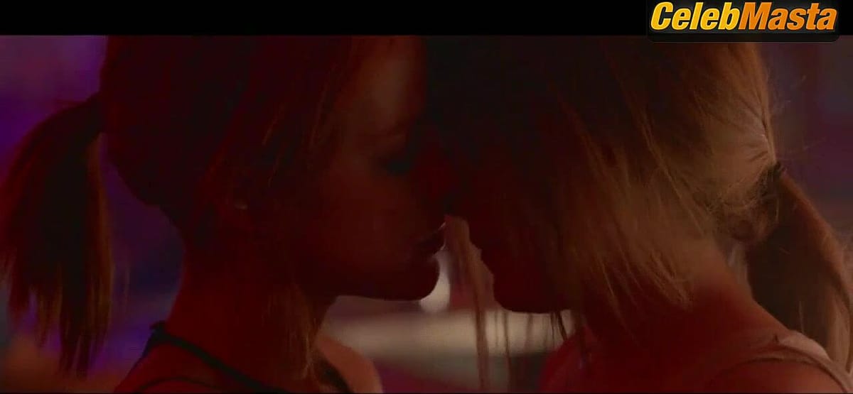 Jena Malone and Riley Keough's Lesbian Scene from Lovesong