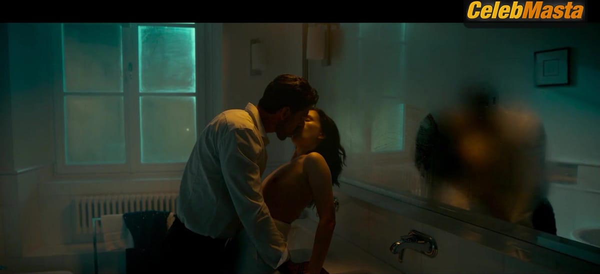 Anna Maria Sieklucka Breasts Scene in 365 Days