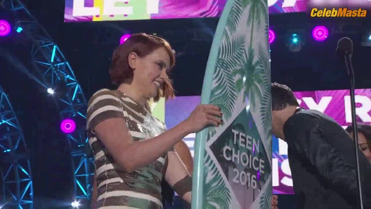 Daisy Ridley's Booty Scene in Teen Choice Awards 2016
