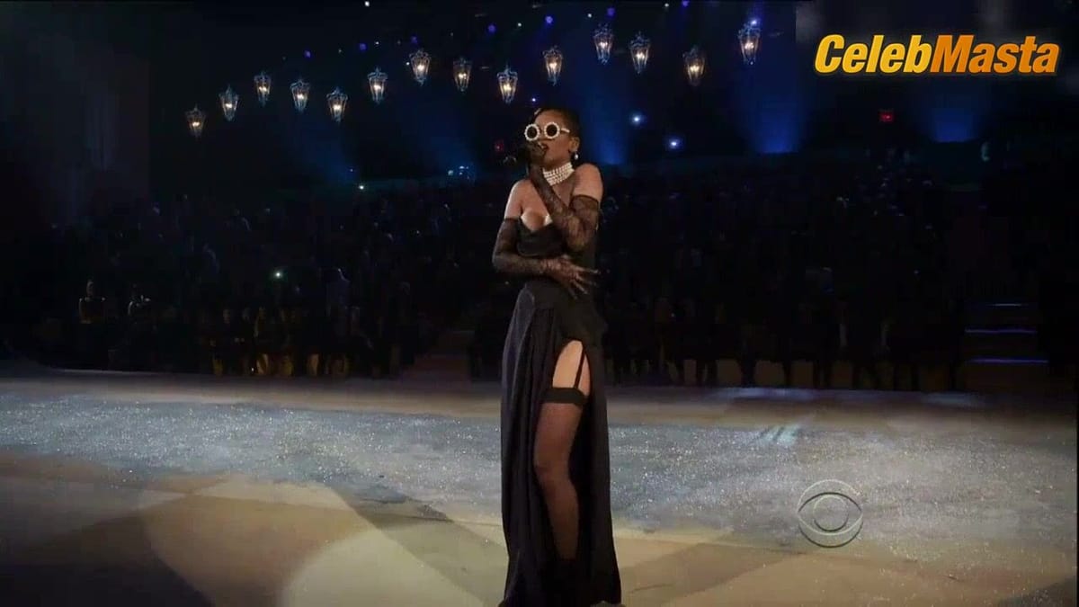 Rihanna and Miranda Kerr's Underwear Scene in The Victoria's Secret Fashion Show 2012