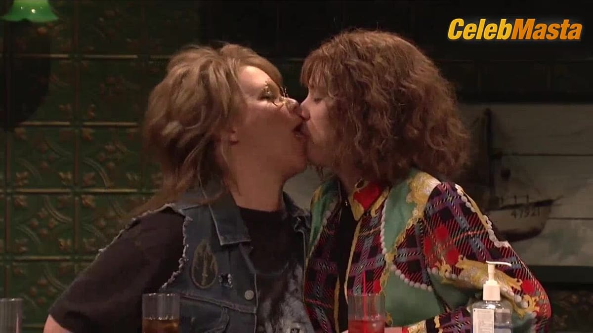 Kate McKinnon and Amy Schumer's Lesbian Scene from Saturday Night Live