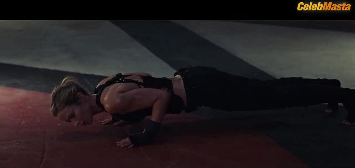 Emily Blunt's Sexy Scene in Edge Of Tomorrow