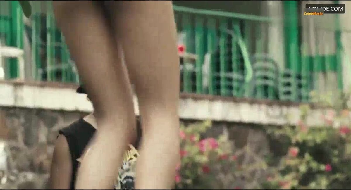 Paulina Davila Shows Boobs in Bikini Scene, Rezeta