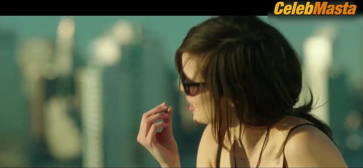 Lina Esco and Lola Kirke's Boobs Scene in Free The Nipple