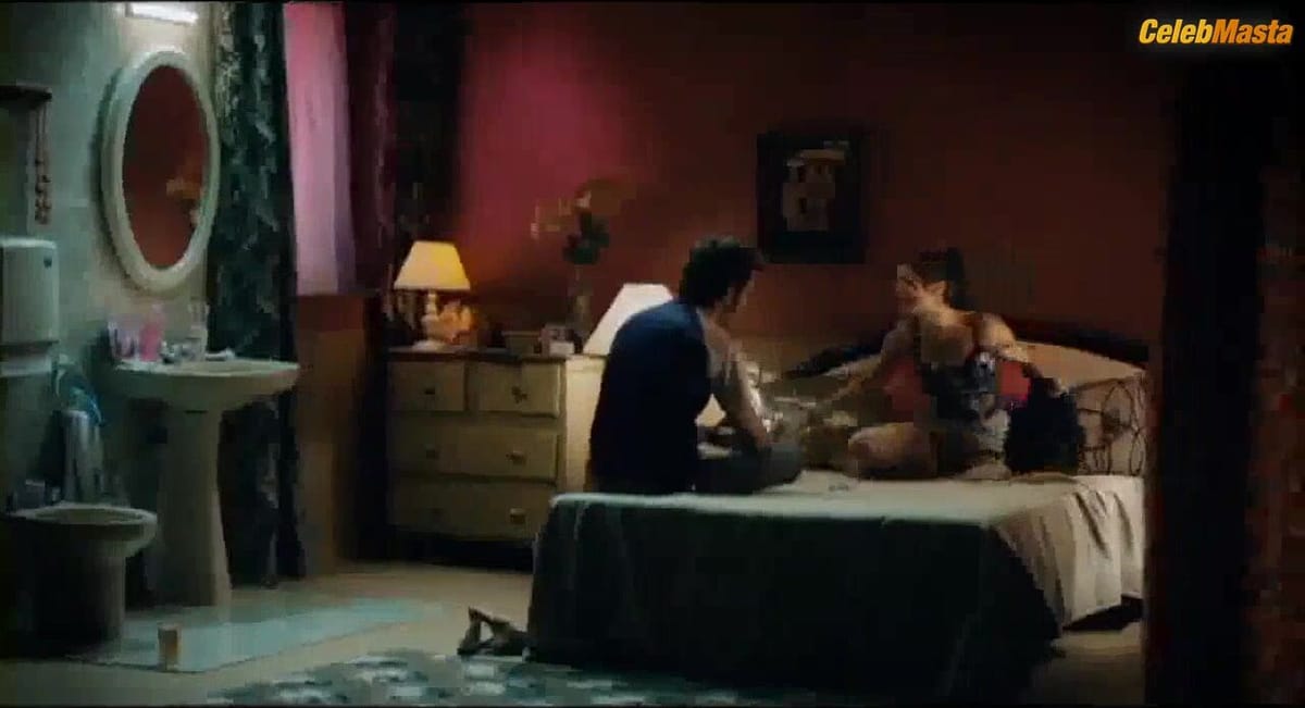 Clara Lago Shows Off Sex Scene in Primos