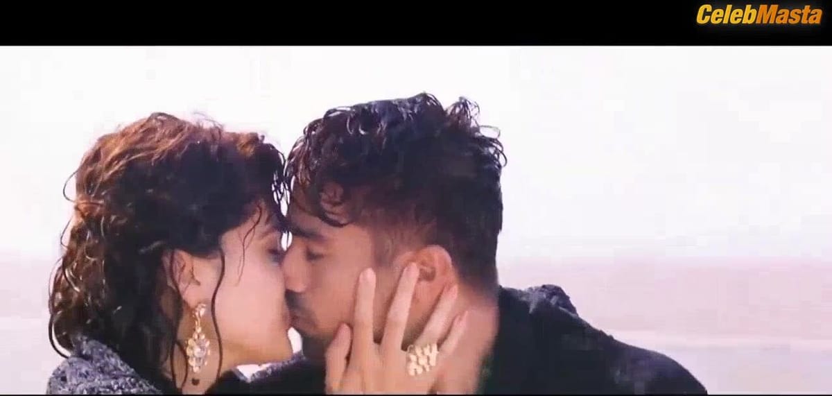 Taapsee Pannu Sexy Scene from Dil Juunglee