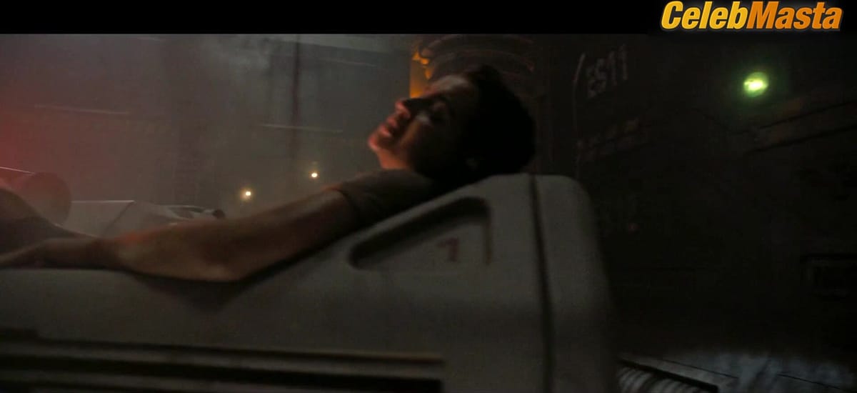 Cailee Spaeny and Isabela Merced Sex Scene from Alien Romulus