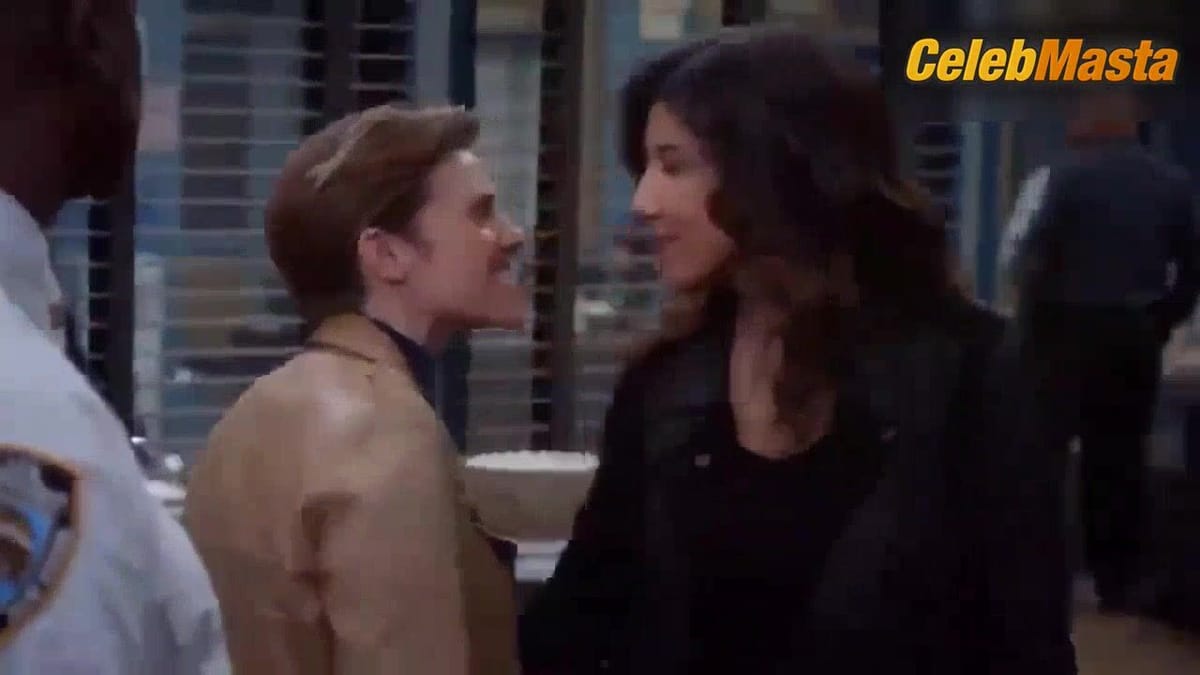 Cameron Esposito and Stephanie Beatriz's Lesbian Sex Scene in Brooklyn Nine-nine