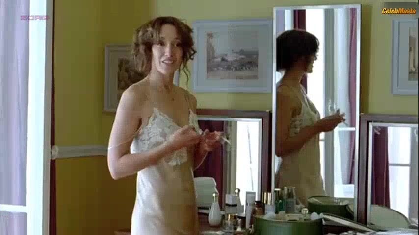 Jennifer Beals' Sexy Scene in Joueuse