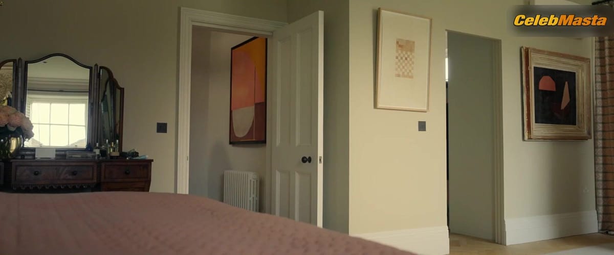 Olivia Cooke and Robin Wright's Tits Scene in The Girlfriend