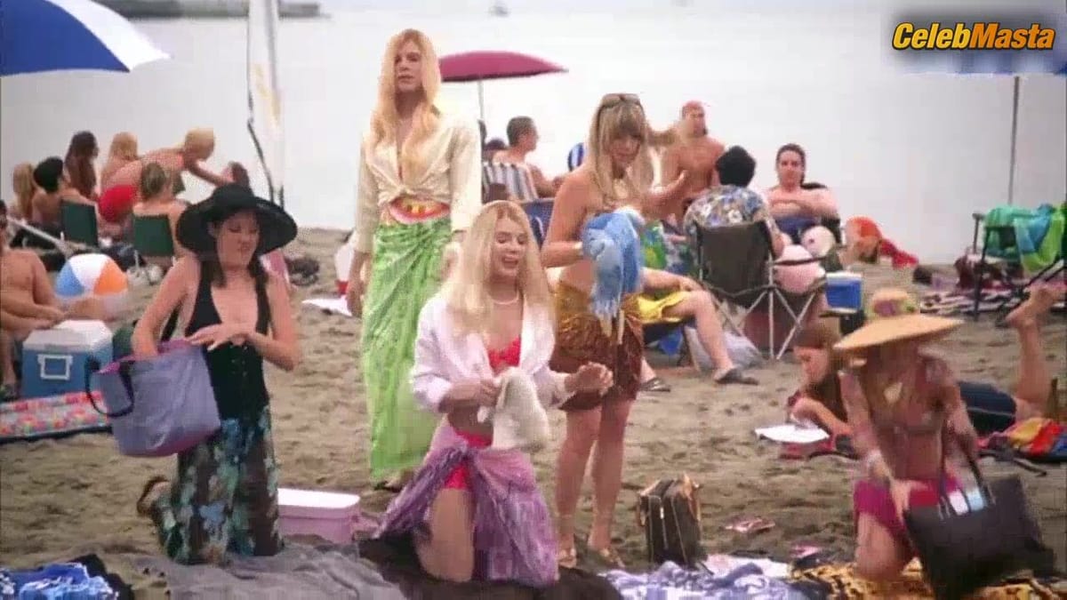 Jaime King, Brittany Daniel, Busy Philipps, Jennifer Carpenter and Jessica Cauffiel's Boobs, Swimsuit Scene in White Chicks
