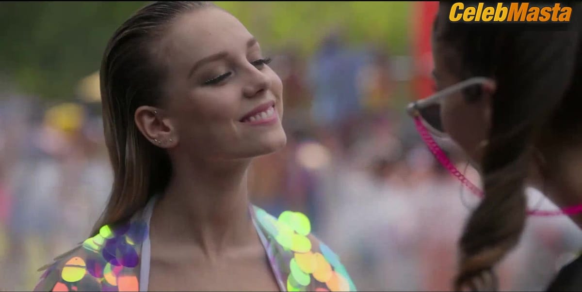 Ester Exposito and Claudia Salas's Swimsuit Scene in Elite