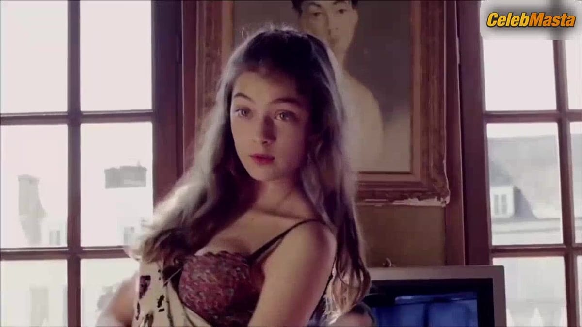 Anamaria Vartolomei's Tits, Underwear Scene from C Comme Couteau