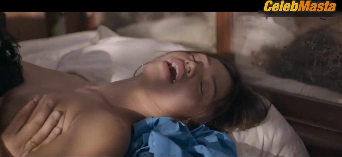 Sheila Snow Flaunts Butt, Breasts Scene in Sapul