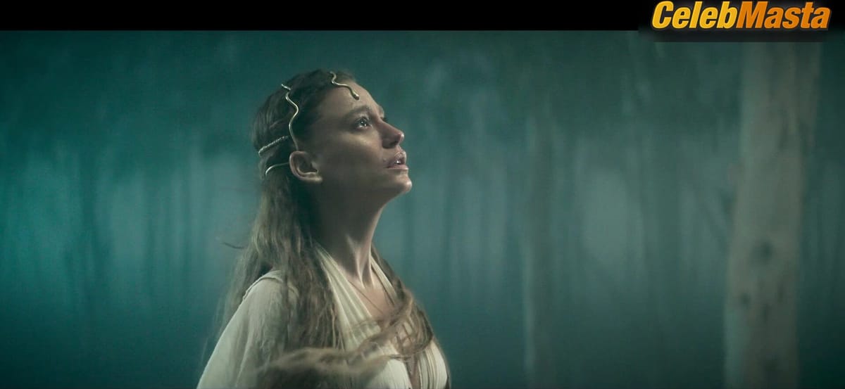 Serenay Sarikaya and Saadet Aksoy's Hot Scene in Shahmaran