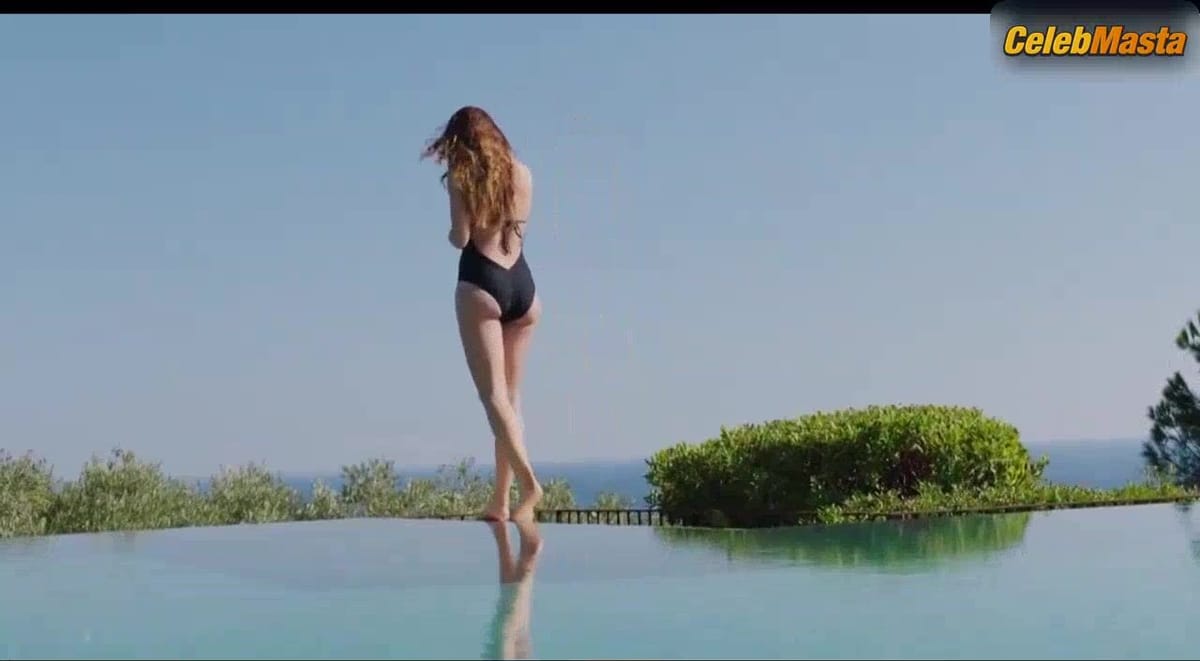 Adriana Ugarte Flaunts Booty and Boobs in a Scene from Amoureux de ma femme