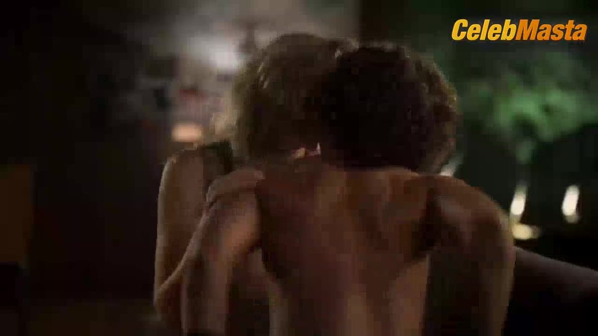 Camila Pitanga and Elisa Volpatto Lesbian, Booty Scene in Aruanas