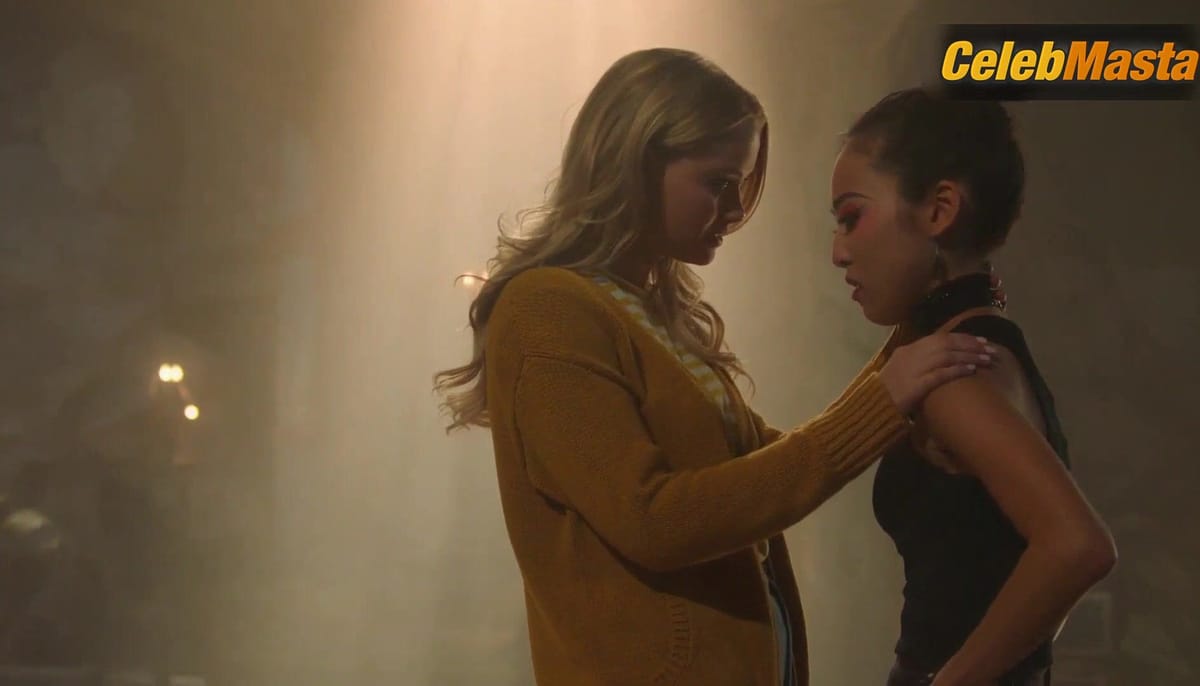 Virginia Gardner and Lyrica Okano's Lesbian Scene in Marvel's Runaways