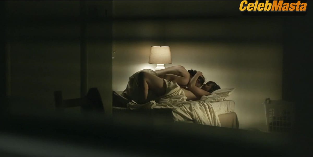 Kate Lyn Sheil and Rachel Brosnahan Show Boobs in Lesbian Scene in House Of Cards